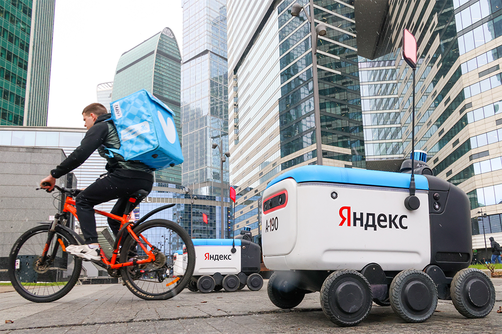 Курьеры пока выигрывают у роботов-доставщиков, так как привозят заказы быстрее.