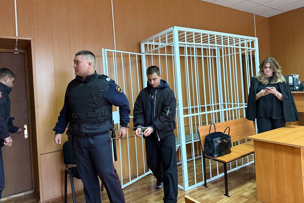 Студент Роман уверял: осознал тяжесть поступка. Он просил не заключать его под стражу, но суд удовлетворил ходатайство следствия.
