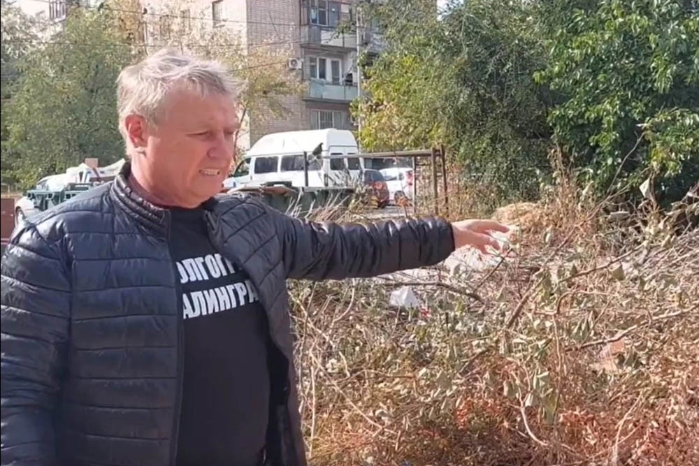 Фрагмент съемки блогера Ильи Прялина: его товарищ-общественник рассказывает о проблемах родного города.