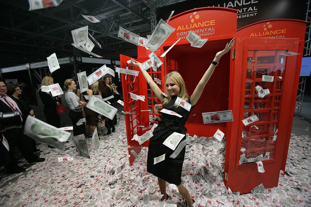 Быт "верхушки" резко отличается от быта простых людей, однако базовые стандарты жизни будут постепенно выравниваться.