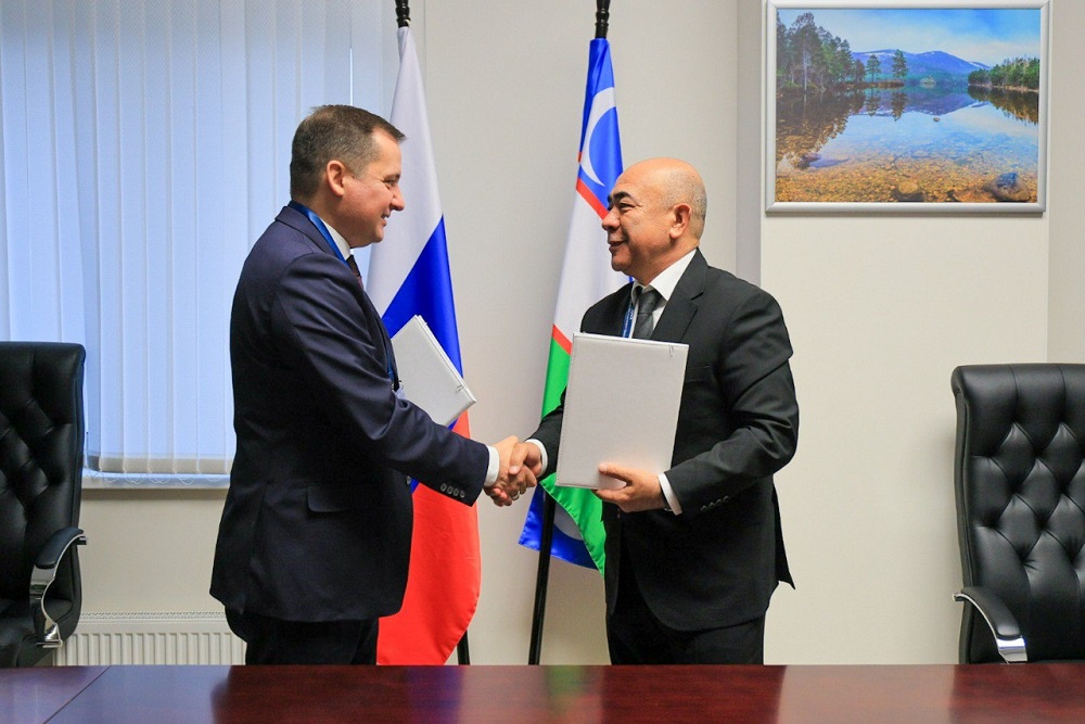 Подписи под соглашением поставили губернатор Архангельской области Александр Цыбульский и хоким Ташкентской области Зойир Мирзаев.