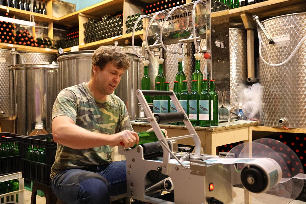 При производстве вина Сердюки все делают вручную, кроме наклейки этикеток на бутылки.