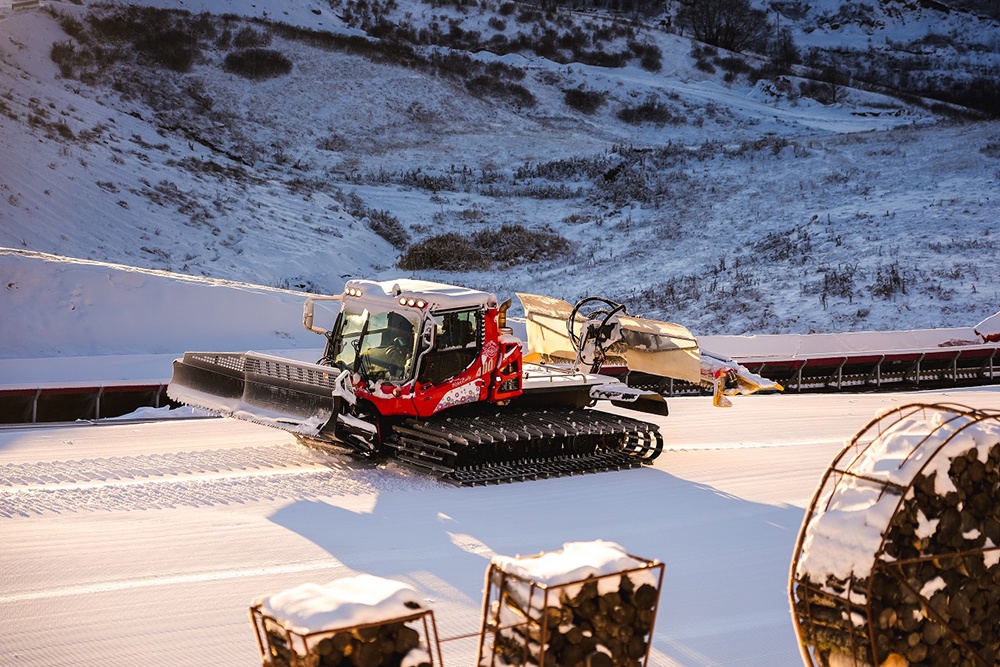 Благодаря снегоуплотнительной технике кататься на склонах можно комфортно и безопасно.