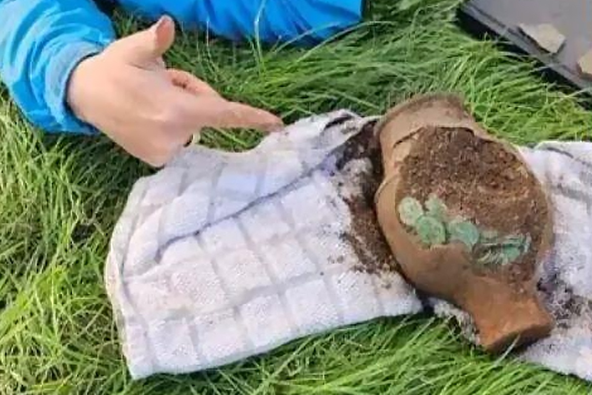 Чтобы сберечь горшки с кладом, мужчина три дня спал с ними в машине.