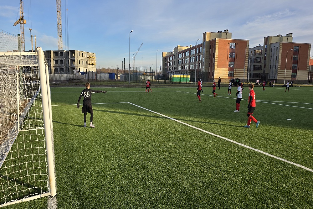 В школе издано распоряжение, согласно которому любой желающий сможет приходить заниматься на стадионе спортом.