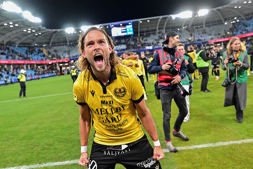 Эмоции одного из игроков "Мьелльбю", только что завоевавшего чемпионский титул в Швеции.