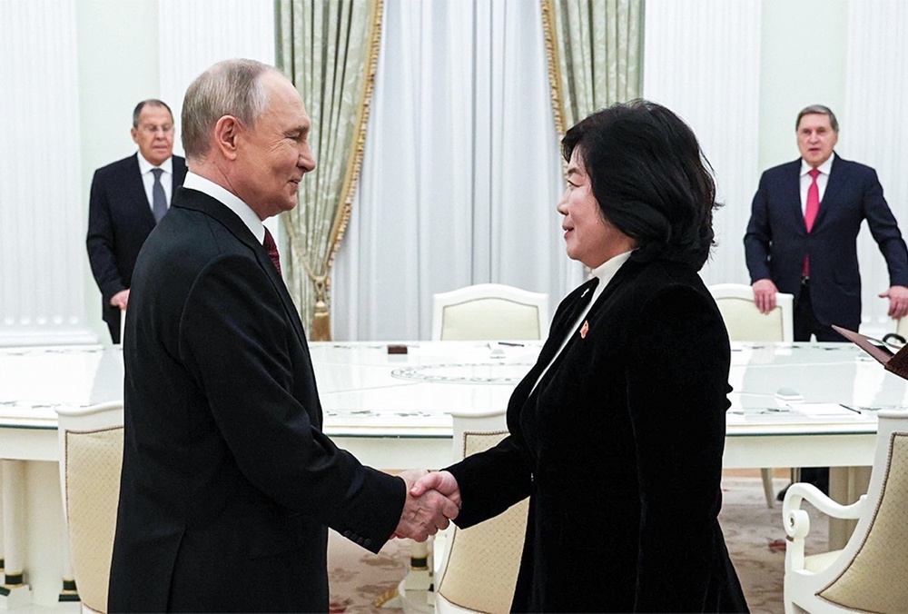 Владимир Путин передал через главу МИД КНДР лучшие пожелания Ким Чен Ыну.