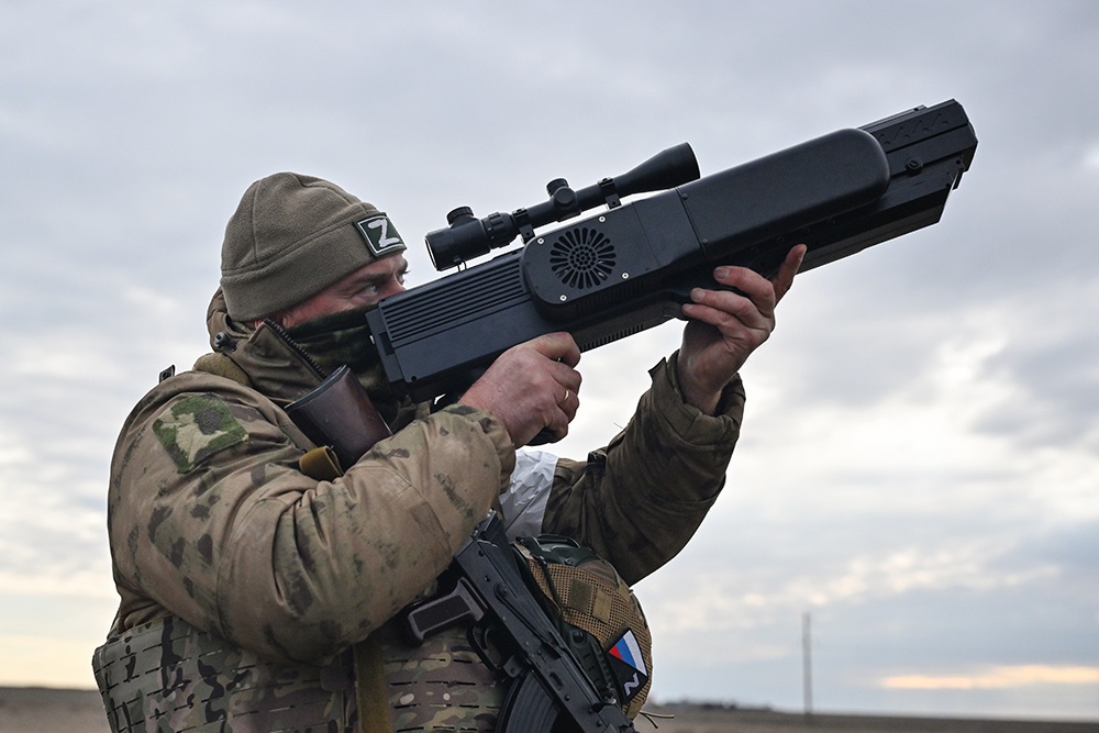 Резервист отряда "БАРС-Крым" обучается применению РЭБ-ружья для отражения атак вражеских дронов.