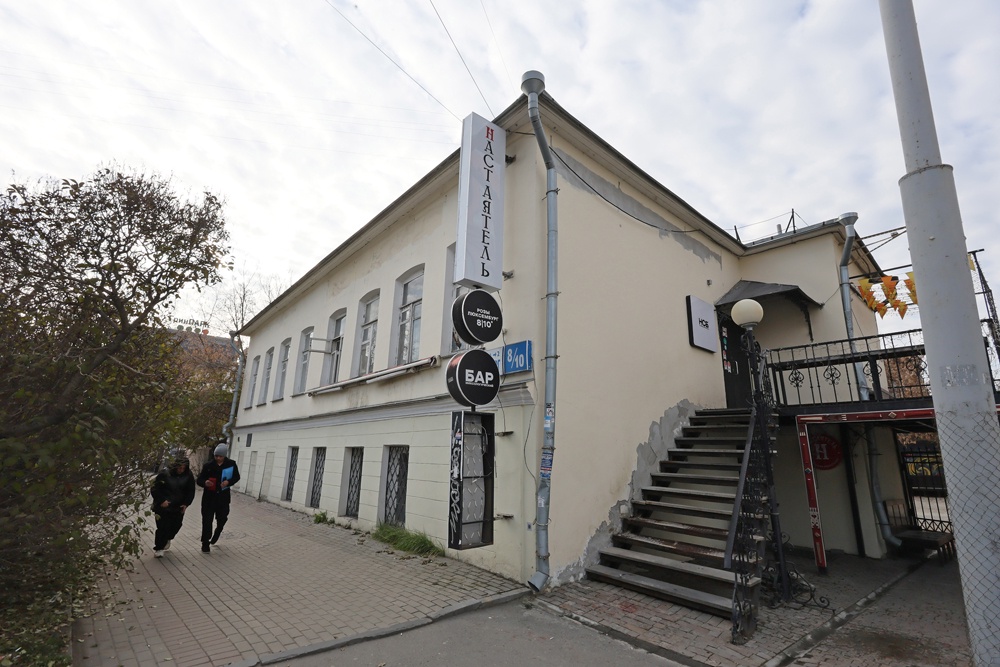 В этом доме родился и провел детские годы будущий комиссар.