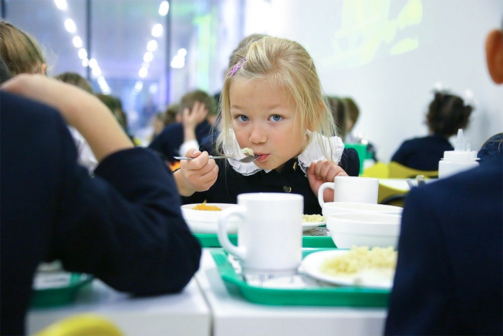Больше всего школьники уважают макароны с сыром, блины, борщ, мясные котлеты и плов.