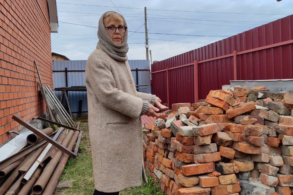 Татьяна Лошкарева разобрала гараж и предложила пустить кирпич на благое дело.