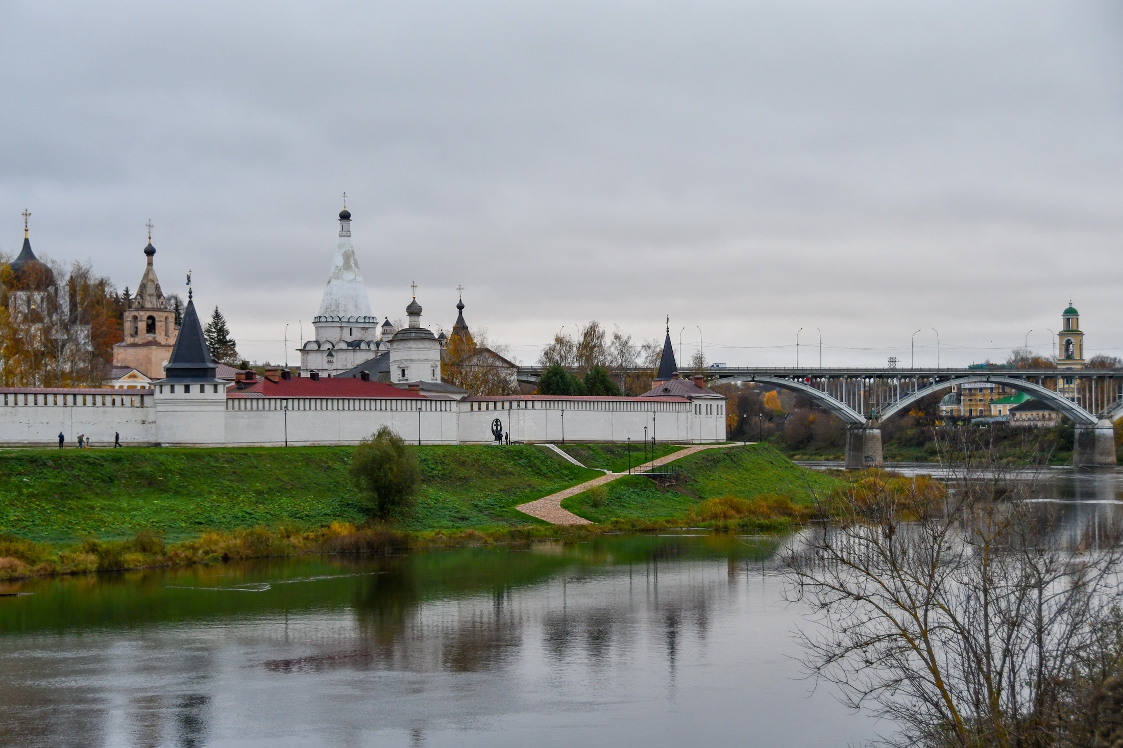 В межсезонье Старица тиха. А летом тут столпотворение. Монастыри и знаменитый мост через Волгу.