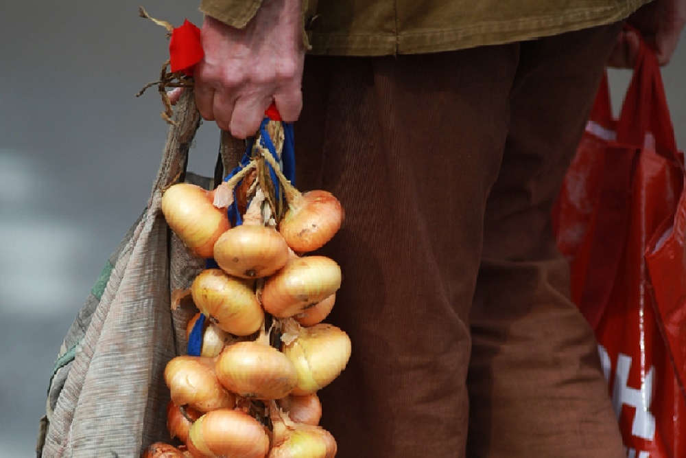 На дачи ездить бывает опасно, поэтому покупать приходится все - от овощей до сладостей.