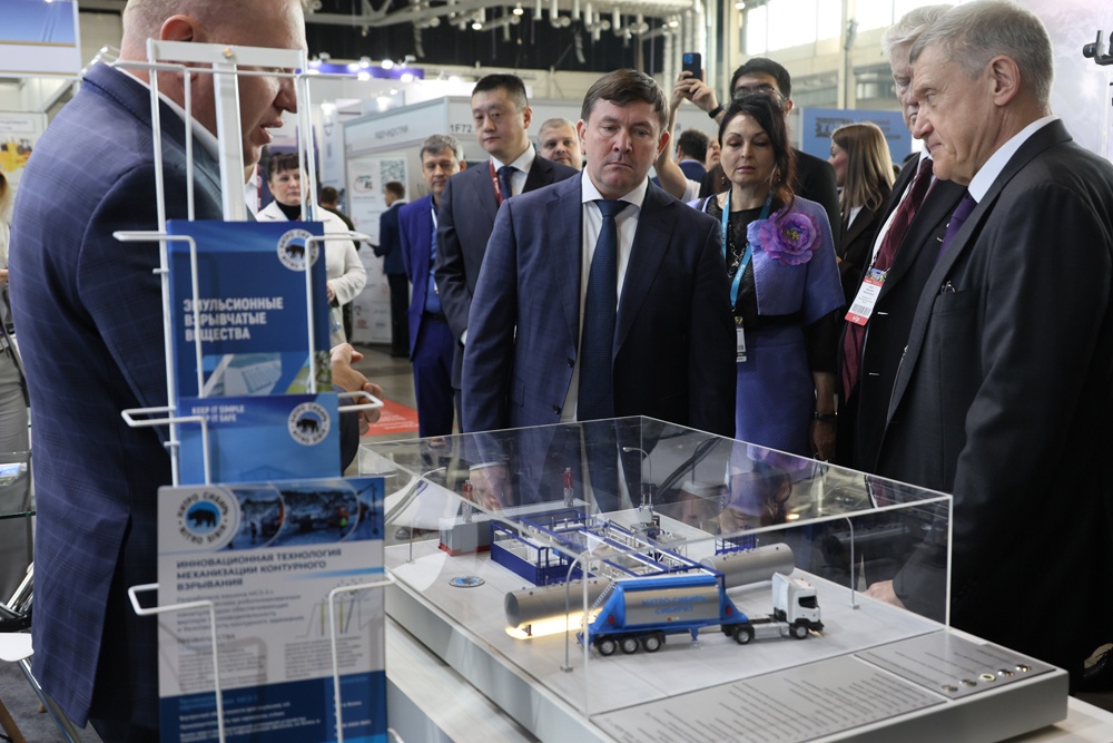 Первый вице-губернатор Алексей Шмыков (в центре) ознакомился с выставкой техники и оборудования для горнодобычи.
