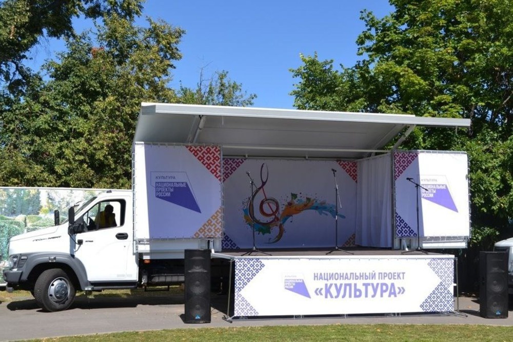 Автоклуб колесит по отдаленным селам, где нет Домов культуры.