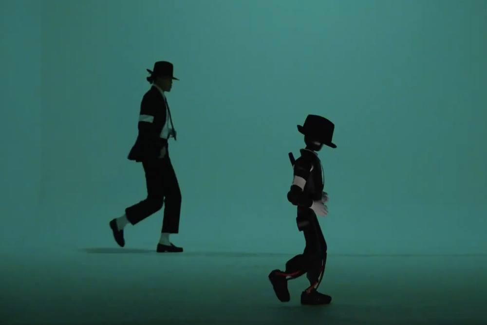 Робот-гуманоид К1 (на фото справа) может играть в футбол, помогать по хозяйству, танцевать как Майкл Джексон. И так 30 часов без подзарядки!