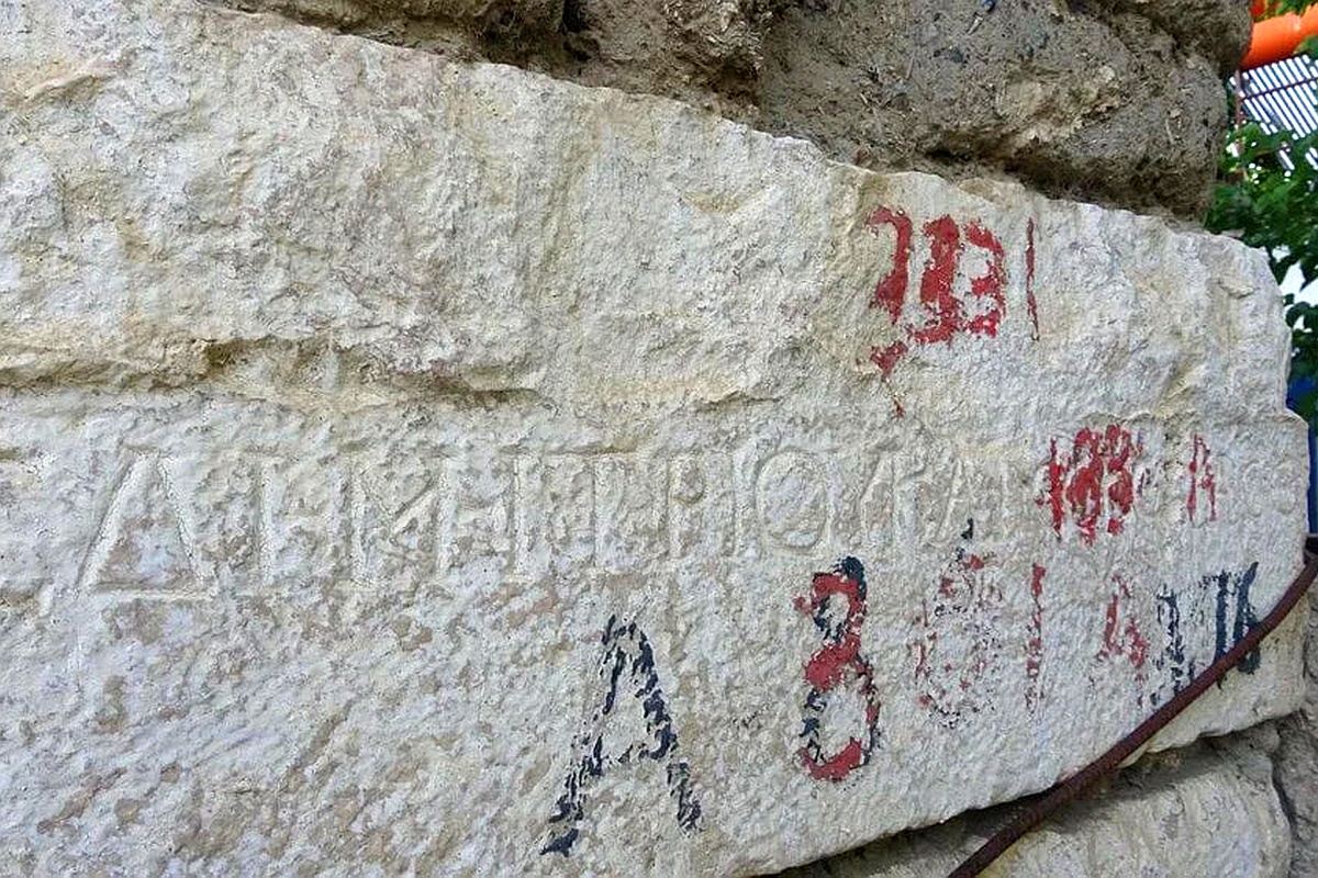 Камни для стен жители брали прямо из развалин близлежащего античного города Такина. Камни для стен жители брали прямо из развалин близлежащего античного города Такина.