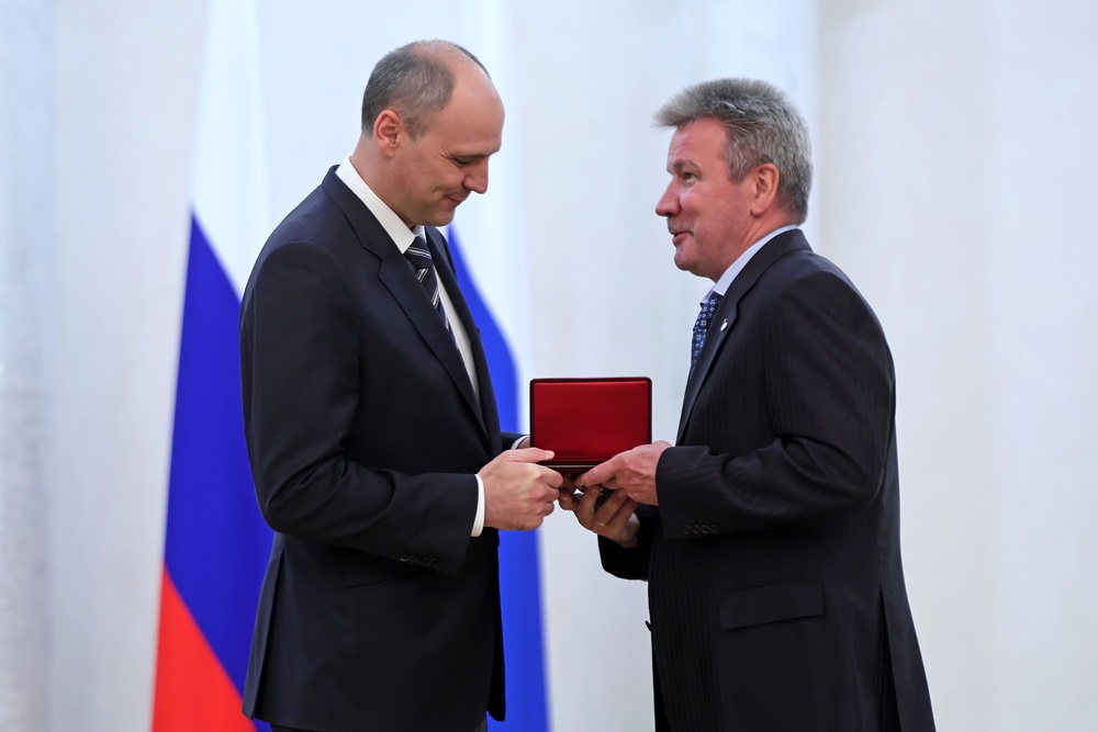 Награду Сергею Ивонину вручает губернатор Свердловской области Денис Паслер.