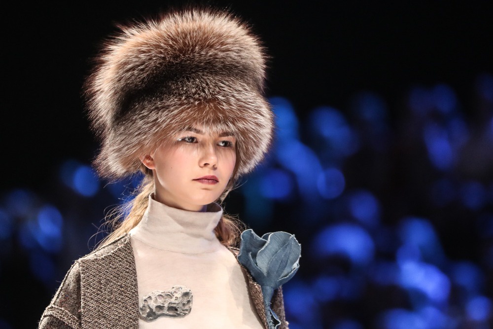 Сегодня кажется смешным, но в 1990-е такие шапки
не снимали ни в кино, ни на встречах, ни даже в театре.