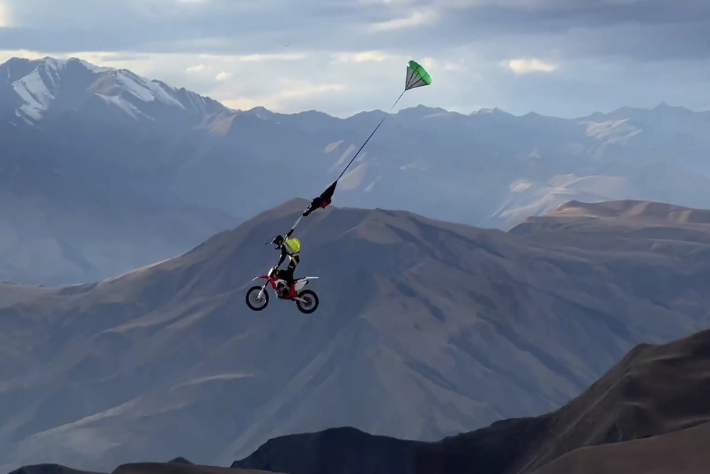 Экстремал парил над ущельем несколько десятков секунд.