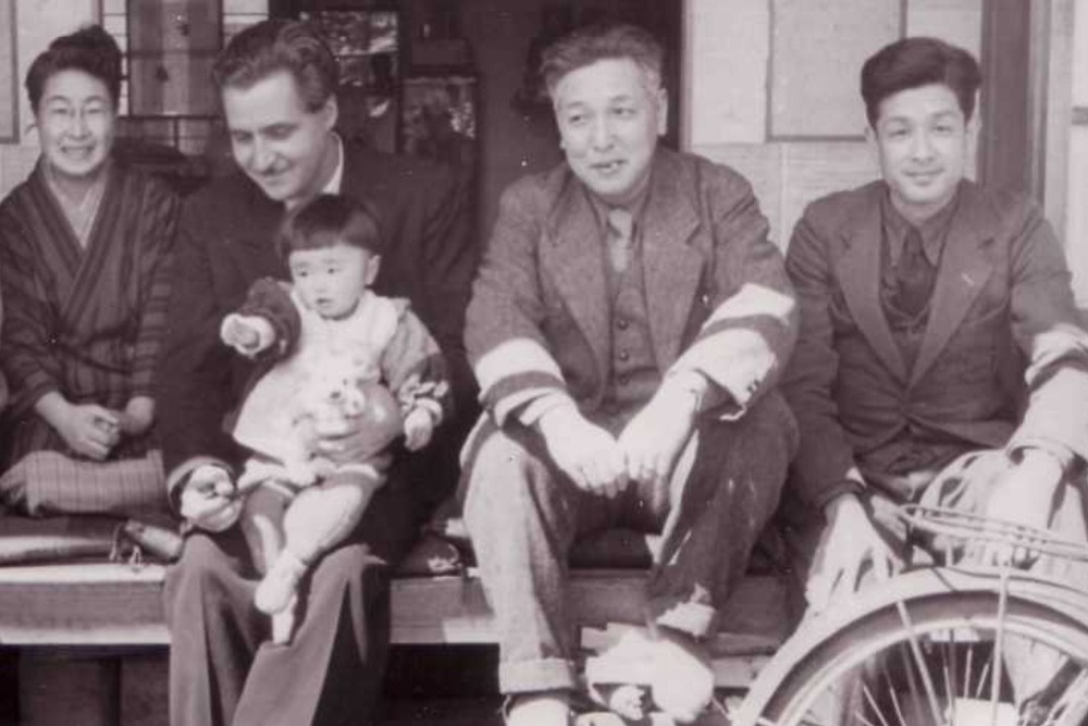 Константин Симонов в гостях у театрального режиссера Ёси Хидзиката. Его сын Кэйта был переводчиком у советских писателей. Токио, 1945 год.