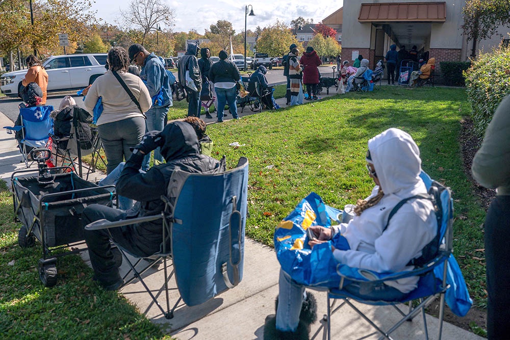 Американцы ждут в очередях, чтобы отоварить продуктовые карточки.