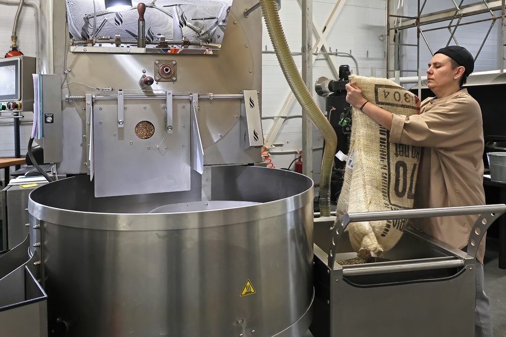 В компании, занимающейся обжаркой кофе, переживают: стоимость сырья в последнее время растет, а значит, бизнес может стать нерентабельным.