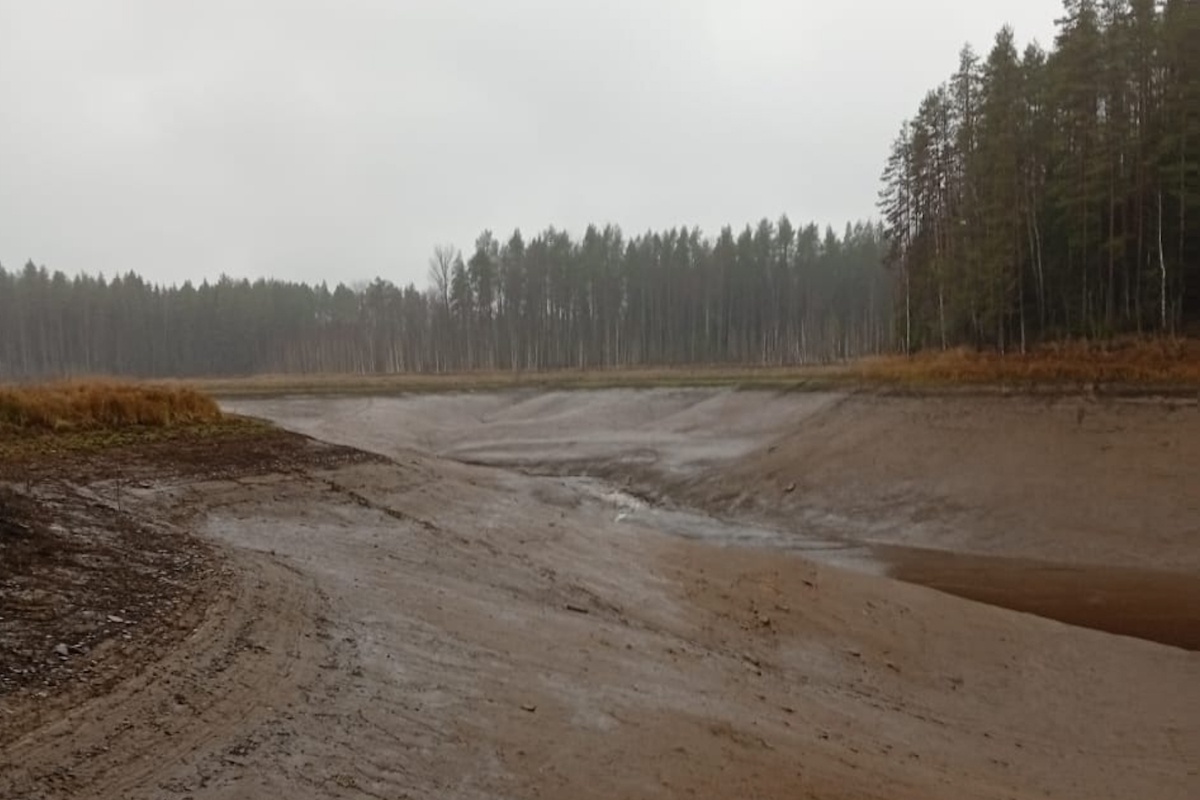На месте озера сейчас лишь ручей на дне ямы. На месте озера сейчас лишь ручей на дне ямы.