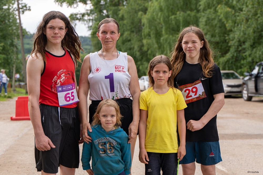 В последние два года Александра Лопатина бегает на любительских соревнованиях Вельского и Устьянского районов вместе со всеми своими детьми