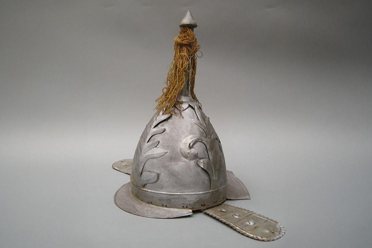 Театральный шлем конца XVIII века. Артефакт, которым пользовались крепостные актеры, сохранился в хорошем состоянии. Театральный шлем конца XVIII века. Артефакт, которым пользовались крепостные актеры, сохранился в хорошем состоянии.