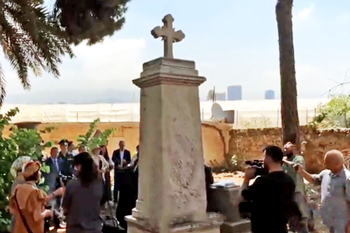 Могила русских моряков в Ливане.