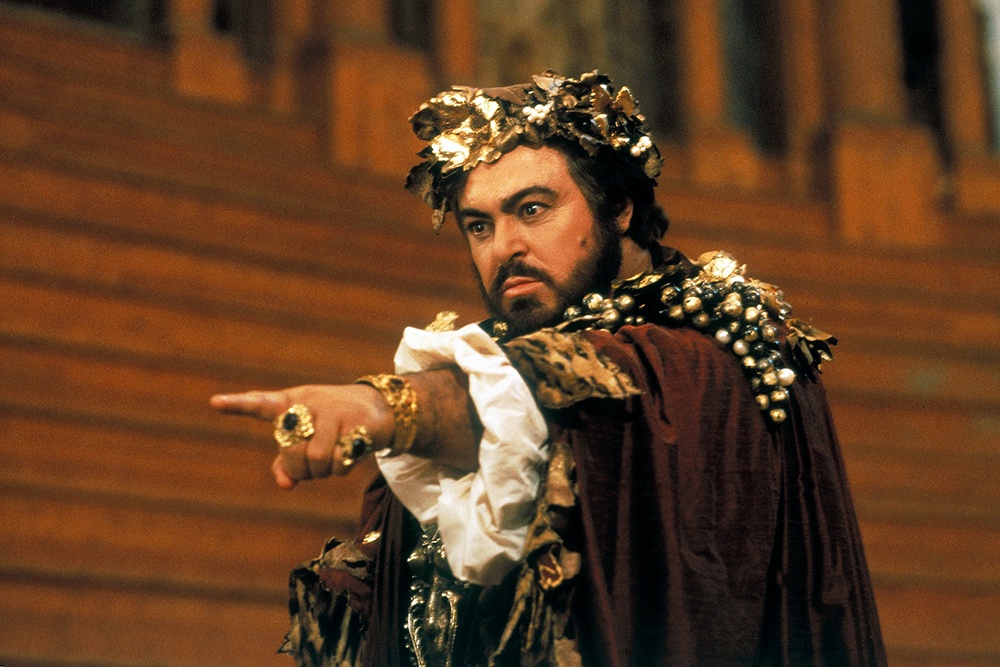 Исполнение Паваротти его коронной партии Герцога, записанное для фильма, как никогда близко к совершенству.