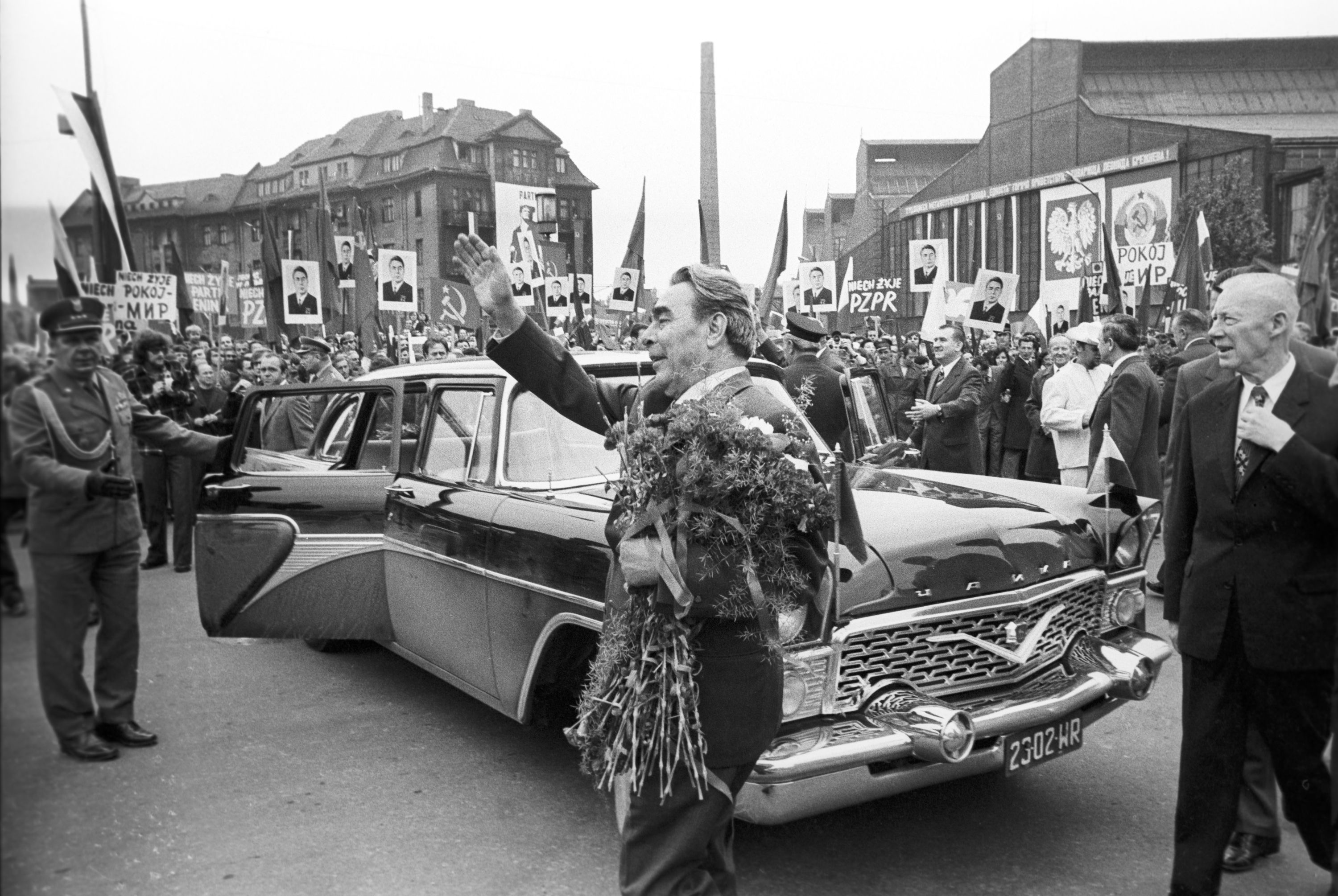 Визит Генерального секретаря ЦК КПСС Леонида Брежнева в Польскую Народную Республику для участия в торжествах, посвященных 30-летию возрождения Польши. На одной из остановок по пути в город Хожув, Леонид Ильич горячо приветствует жителей. Визит Генерального секретаря ЦК КПСС Леонида Брежнева в Польскую Народную Республику для участия в торжествах, посвященных 30-летию возрождения Польши. На одной из остановок по пути в город Хожув, Леонид Ильич горячо приветствует жителей.