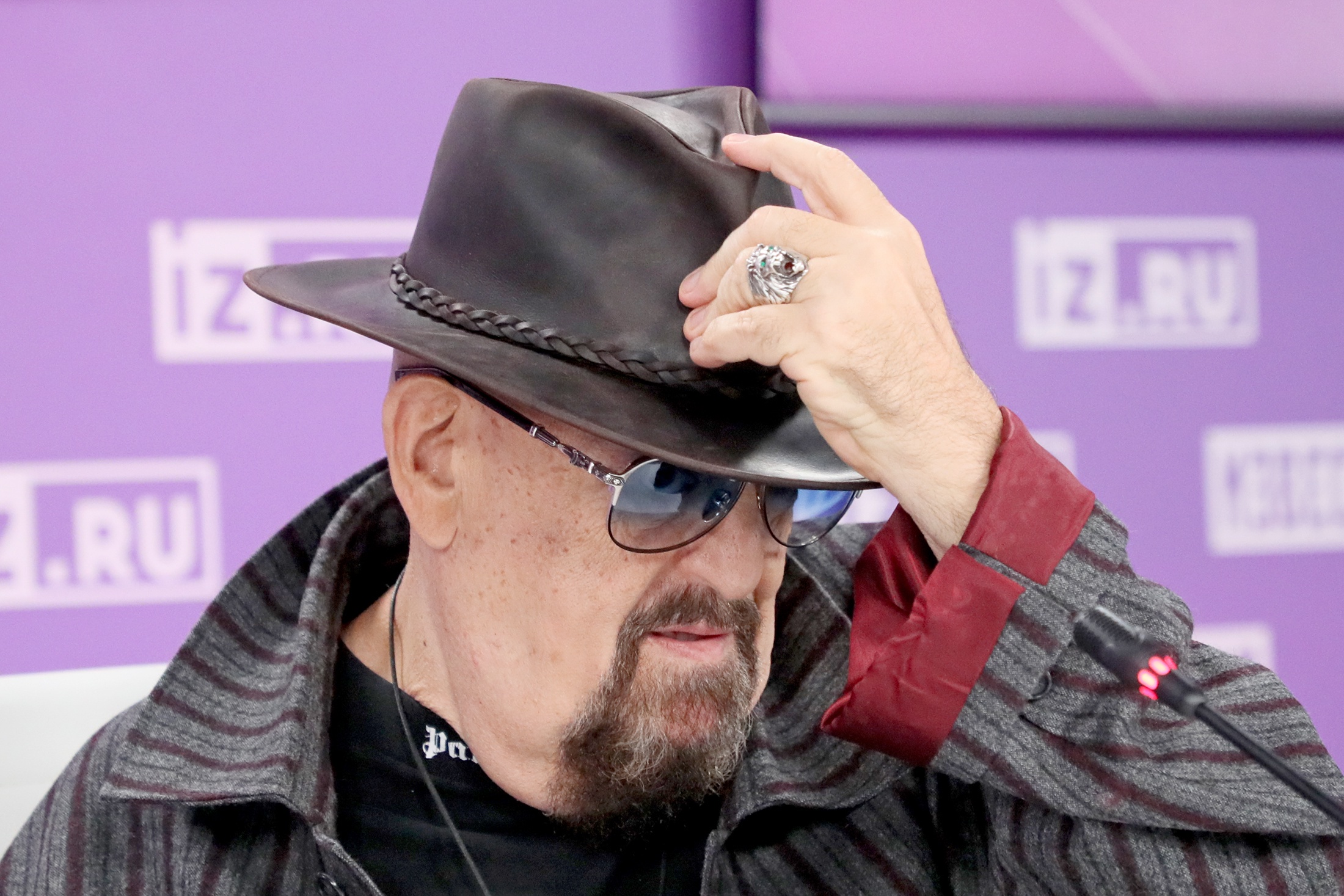 Певец, заслуженный артист РФ Михаил Шуфутинский перед началом пресс-конференции, посвященной его 75-летнему юбилею. 2023 год