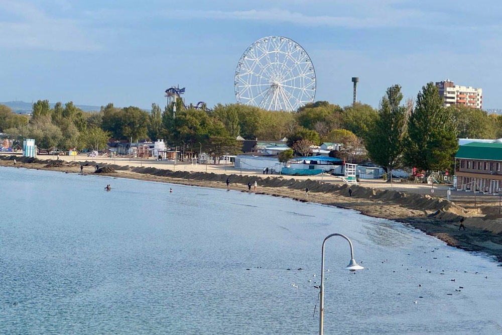 На Центральном пляже Анапы снова появился защитный вал, который защитит его во время ненастной зимы