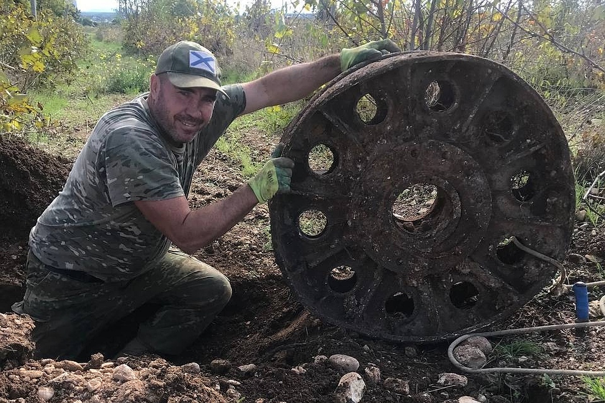 Фрагменты танка оказались разбросаны на несколько сотен метров - скорее всего, боевая машина подорвалась на мине. Фрагменты танка оказались разбросаны на несколько сотен метров - скорее всего, боевая машина подорвалась на мине.