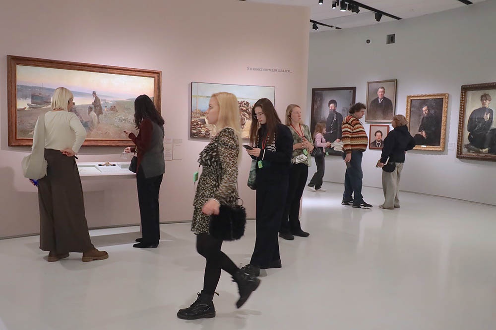 Живопись на выставке о Гиляровском впечатляет качеством. 