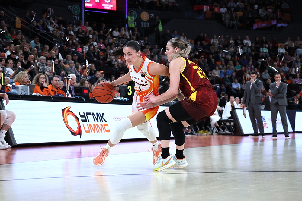 За тем, как баскетболистки УГМК (в светлом) брали очередной титул, следили 6514 зрителей.