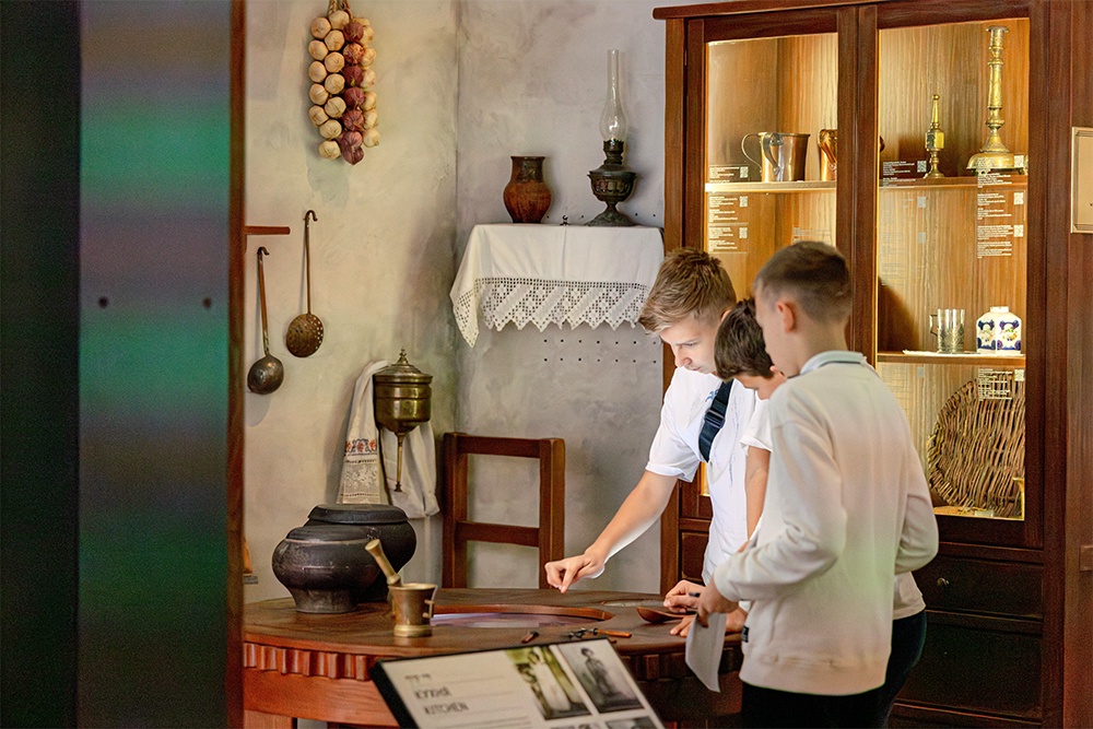 Чтобы заинтересовать подростков, музеи придумывают задания и квесты, задействуя предметы экспозиции.