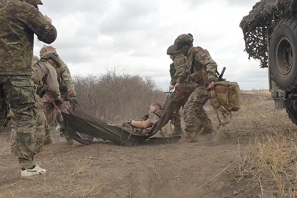 Последний аккорд операции по спасению раненого с поля боя - загрузка в бронемашину и эвакуация.
