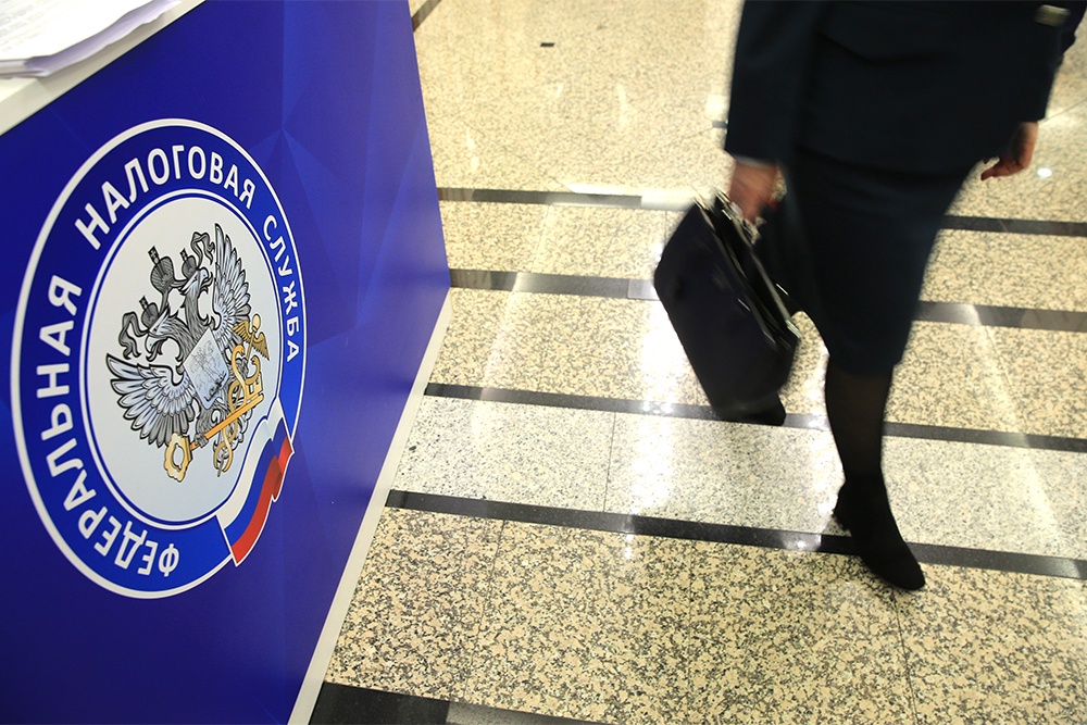 До 1 ноября по закону налоговики взыскивают долг, только обращаясь в суд, даже если налогоплательщик согласен с суммой и не оспаривает ее. Это увеличивает сроки поступлений в региональные и местные бюджеты и повышает нагрузку на суды при отсутствии спора, а также добавляет расходы должнику, так как необходимо оплачивать госпошлину, пени, исполнительский сбор судебному приставу.