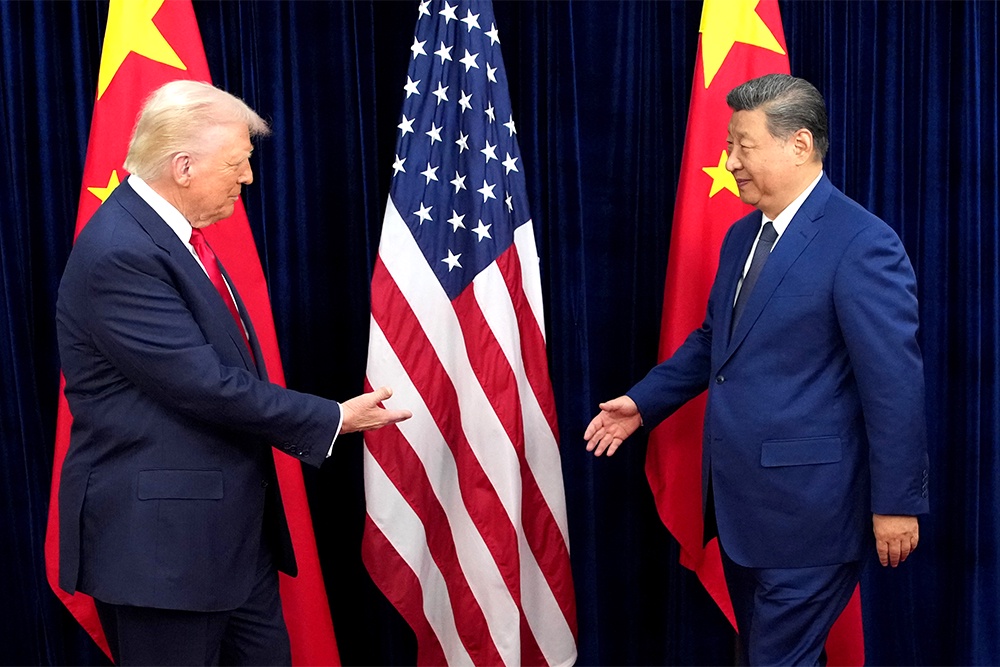 Трамп и Си Цзиньпин протягивают друг другу руки перед переговорами. По их итогам объявлено о торговом перемирии сроком на год.