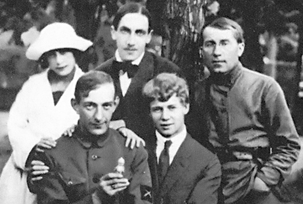 Поэты-имажинисты. Сидят: В. Шершеневич, С. Есенин. Стоят: Ф. Шершеневич, А. Мариенгоф, И. Грузинов. 1919 г.