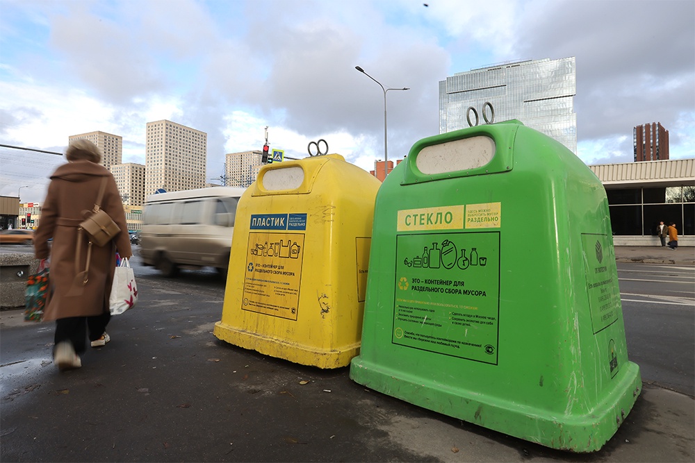 Сегодня по всей Москве расположены около тысячи контейнеров для стекла и пластика.