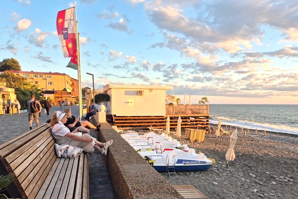 На зимнем пляже в Сочи днем можно даже загорать. А вот купаться - только на свой страх и риск.