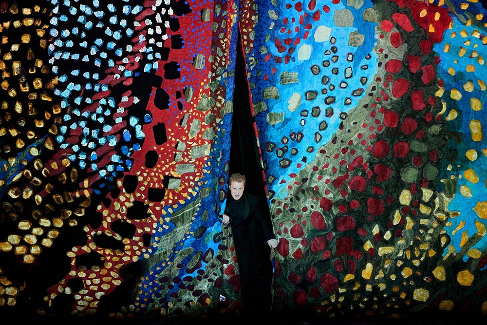 Интригующим событием стала презентация нового театрального занавеса, созданного по картине "Красочная музыкальная композиция № 1" нижегородского художника-авангардиста Михаила Матюшина.