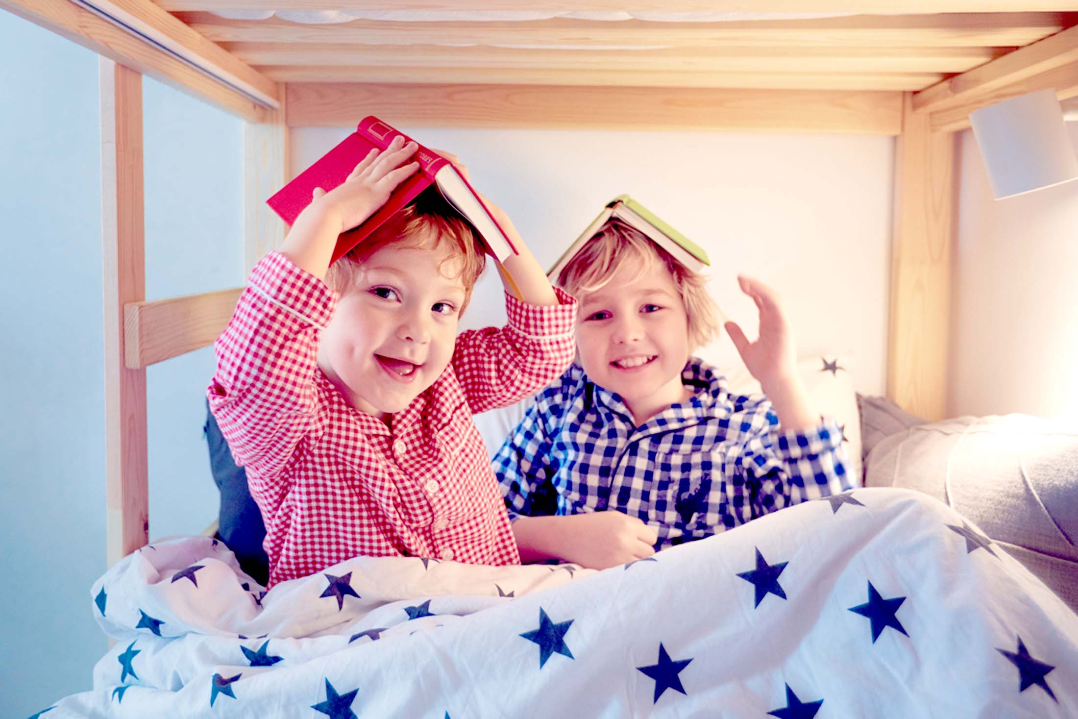 двухъярусная кровать в детской комнате дети