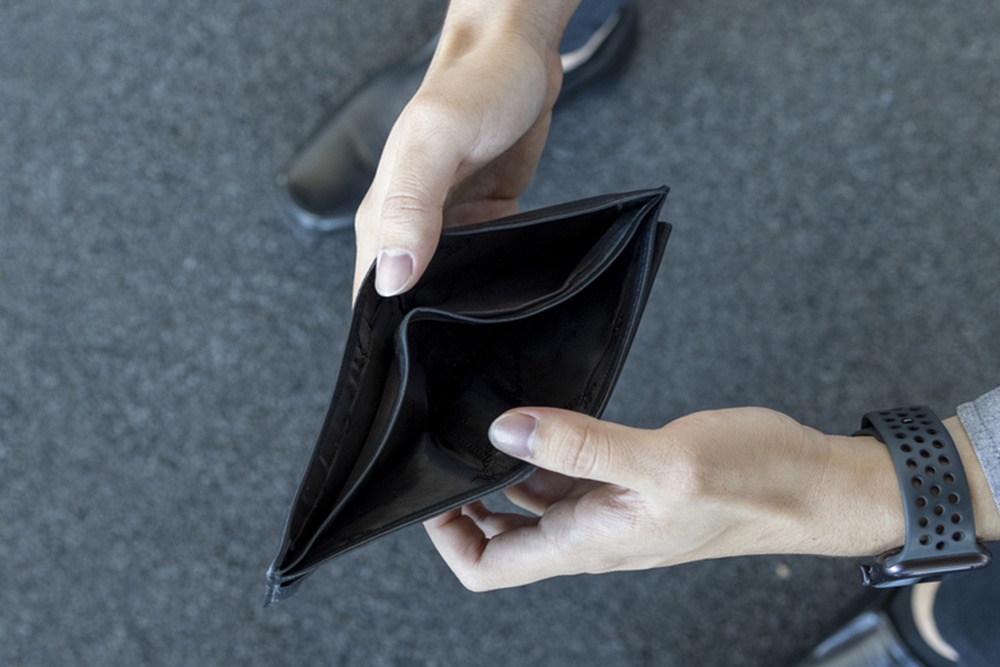 Пустой кошелек в руках мужчины