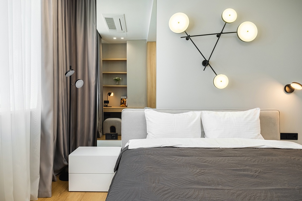 Бра в спальню: как выбрать, где разместить и на какой высоте повесить настенные светильники