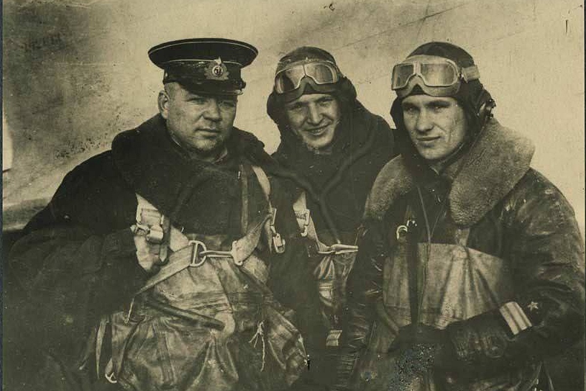 До недавнего времени считалось, что члены экипажа Василия Гречишникова (на фото он в центре) похоронены в поселке Грузино Новгородской области. Теперь же оказалось, что это не так.